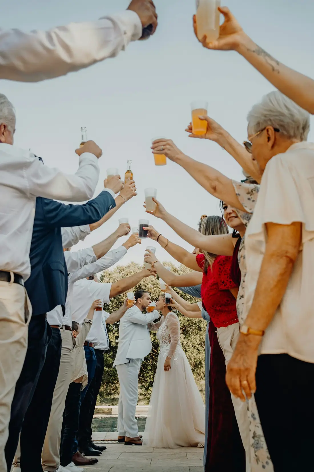 Invitados brindando por los novios